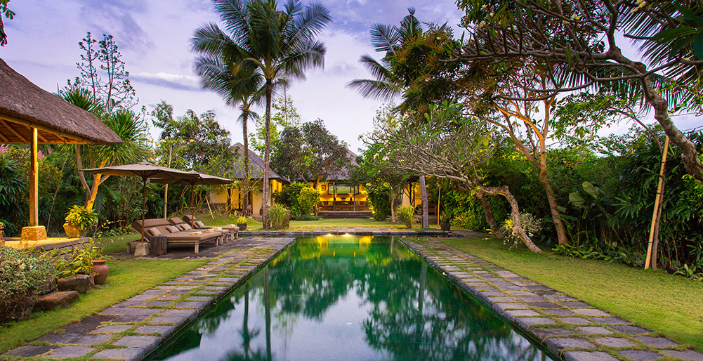 Villa Belong Dua - Pool at dusk